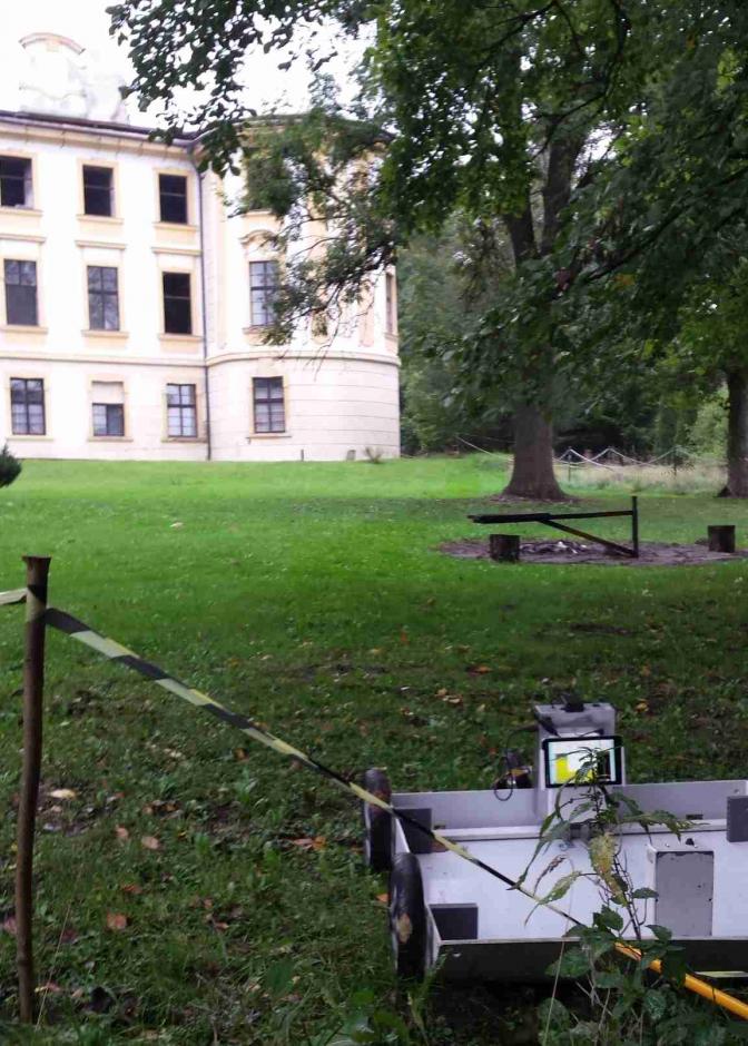 Hledání sklepů a štol na zámku v Zahrádkách. Hledání sklepů a štol na zámku v Zahrádkách.